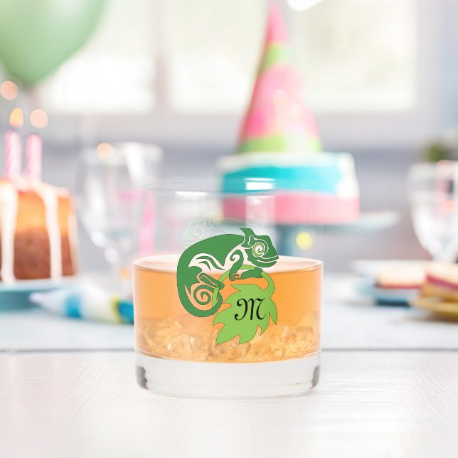 Vaso De Whiskey Whimsical Chameleon trepando en el monograma de Ho (Insitu (Cumpleaños))