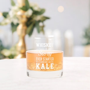 Vaso De Whiskey Whiskey divertido versus Kale Cita Texto Blanco