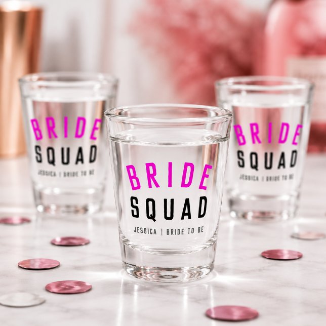 Vasos de chupito para despedida de soltera | Regal (Personalized bride squad shot glasses for bachelorette favors and bridal party toasts.)