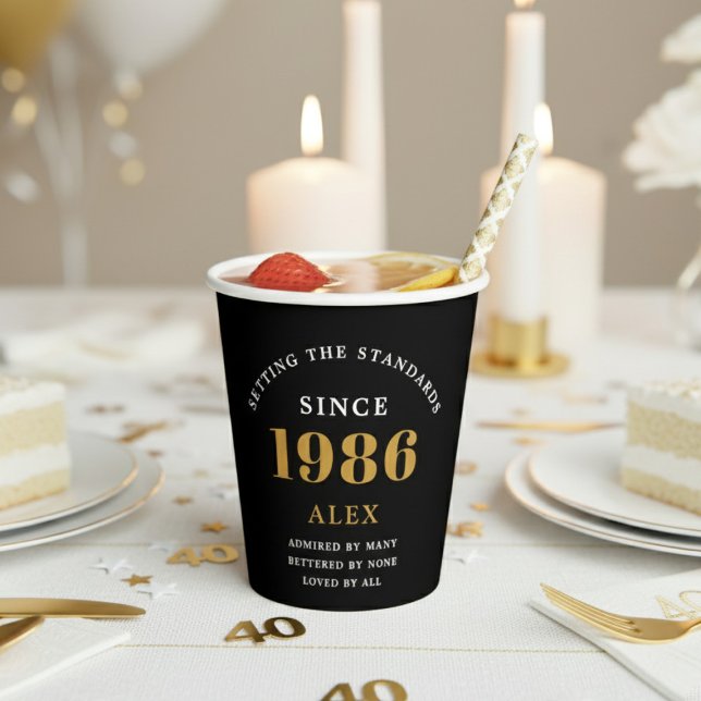 Vasos De Papel 40th Birthday Name 1986 Black Gold Elegant Chic (1986 paper cup on a white and gold decorated table.)