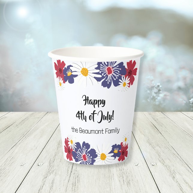 Vasos De Papel 4 de julio Floral Retro Azul Blanco Rojo (Happy 4th of July party paper cup on a wood picnic table top.)