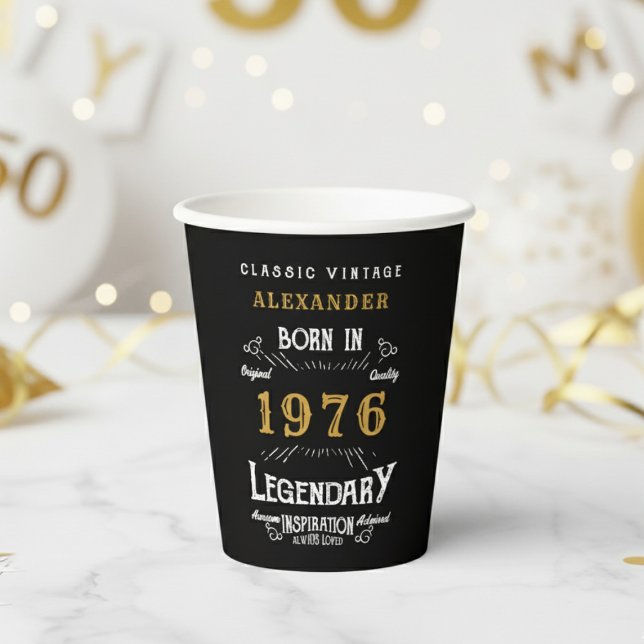 Vasos De Papel 50 Cumpleaños 1976 Legendario Retro (1976 birthday black paper cup on white and gold background.)