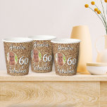 Vasos De Papel 60 y Fabulous Gold Purpurina 60th Birthday Photo<br><div class="desc">60 y Fabulous Gold Purpurina 60th Birthday Photo Paper Cup. Purpurina de oro falso con una foto en un marco redondo. Estas copas son perfectas para agregar un toque de glamour a las celebraciones de tu cumpleaños. Las tazas presentan un impresionante diseño de purpurina dorado con el número 60. Es...</div>