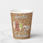 Vasos De Papel 70 y Fabulous Gold Purpurina 70th Birthday Photo<br><div class="desc">70 y Fabulous Gold Purpurina 70th Birthday Photo Paper Cup. Purpurina de oro falso con una foto en un marco redondo. fiesta de cumpleaños 70 para ella. Personaliza con nombre y foto.</div>