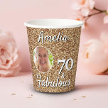 Vasos De Papel 70 y Fabulous Gold Purpurina 70th Birthday Photo<br><div class="desc">70 y Fabulous Gold Purpurina 70th Birthday Photo Paper Cup. Purpurina de oro falso con una foto en un marco redondo. fiesta de cumpleaños 70 para ella. Personaliza con nombre y foto.</div>