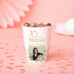 Vasos De Papel 70 y Fabulous Gold Purpurina Photo 70th Birthday<br><div class="desc">70 y Fabulous Gold Purpurina Photo 70th Birthday Party Paper Cups. Diseño moderno con tipografía de moda y falsos puntos purpurinas de oro. El diseño tiene una foto y un nombre personalizado. Haga tazas personalizadas de papel para su cumpleaños número 70.</div>