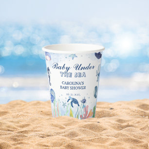Vasos De Papel Agua azul bajo la ducha de bebé del mar