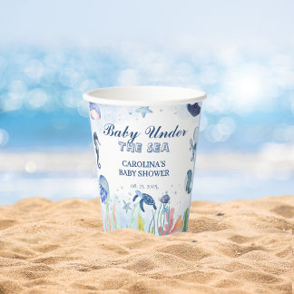 Vasos De Papel Agua azul bajo la ducha de bebé del mar