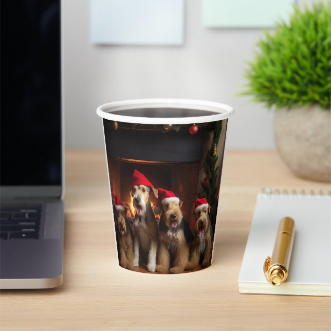 Vasos De Papel Airedale junto a la chimenea en Navidad  (in situ)