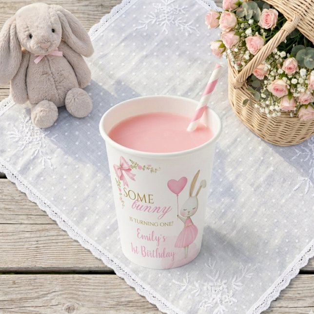 Vasos De Papel Algún Conejito Cumple Uno 1er Cumpleaños Lazo Rosa (Some Bunny is Turning One Disposable Paper Cups. Cute bunny floral 1st birthday party decor.)