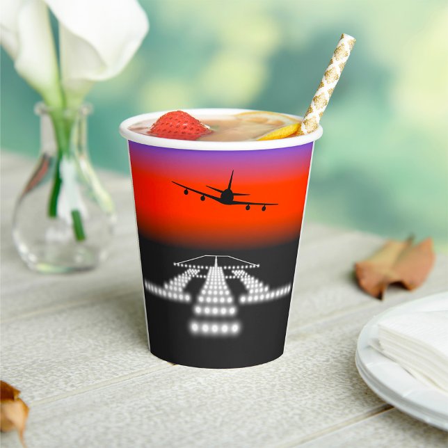 Vasos De Papel Aproximación del avión al atardecer Luces de pista (Subido por el creador)