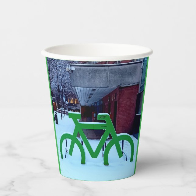 Vasos De Papel atascado en la nieve (Anverso)