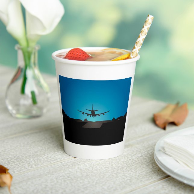 Vasos De Papel Avión aterrizando silueta por la noche (Subido por el creador)