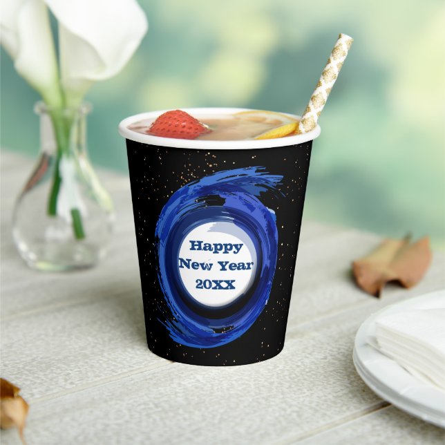 Vasos De Papel Azul oscuro pintado en la noche, feliz año nuevo 2 (in situ)