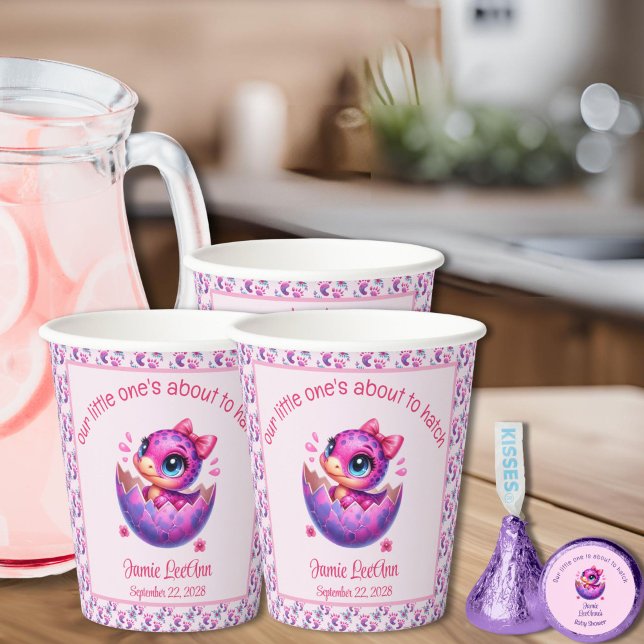 Vasos De Papel Baby Shower de dinosaurios rosados "Hatchando pron (Pink Baby Girl Hatching Soon Baby Shower Cups, Personalize with Mom-To-Be's Name & Date)