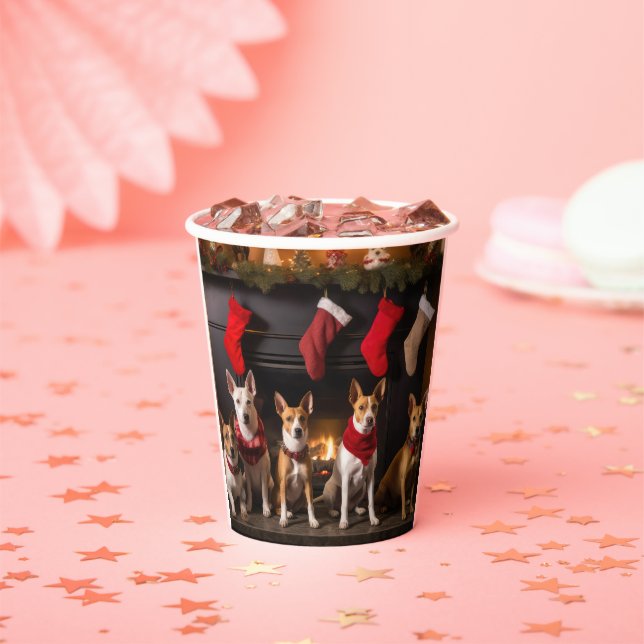 Vasos De Papel Basenji junto a la chimenea Navidad (in situ)