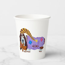 Basset Hound en pijamas con tazas de papel de osit