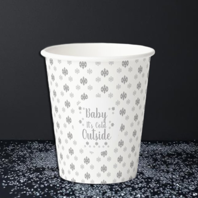 Vasos De Papel Bebé hace frío afuera (Subido por el creador)