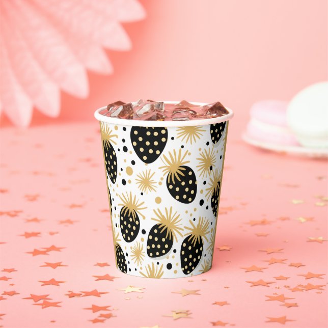 Vasos De Papel Black and Gold Strawberry Pattern (in situ)