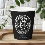 Vasos De Papel Black Hello Fifty 50th Birthday<br><div class="desc">Celebra un fabuloso cumpleaños número 50 con elegantes accesorios fiestas que muestran una atractiva tipografía blanca ambientada con un elegante fondo negro. Con orgullo muestran el mensaje "Hola Cincuenta", invitando a los invitados a unirse a la celebración. Puede personalizar estos elementos aún más añadiendo su año de nacimiento, convirtiéndolos en...</div>