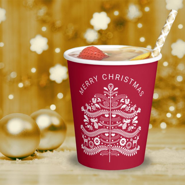 Vasos De Papel Blanco sobre el árbol de Navidad escandinavo rojo (Subido por el creador)