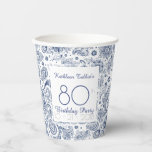Vasos De Papel Blue Vintage 80th Birthday Party Paper Cup<br><div class="desc">Hermoso y Liberty patrón hippie azul vintage floral sobre fondo pálido. Sofisticada y femenina copa de papel de la fiesta de cumpleaños número 80 con textos de personalizable en cuadrados blancos y transparentes. Puede cambiar fácilmente los textos (fuente, tamaño, color y posición) y el diseño (tamaño y posición). Productos coincidentes...</div>