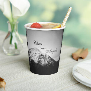 Vasos De Papel Boda blanco y negro bajo las montañas