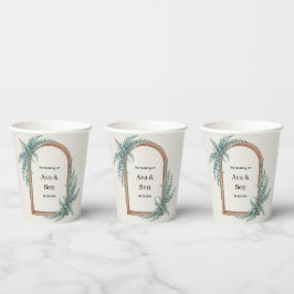 Vasos De Papel Boda con arco de madera y follaje de helecho