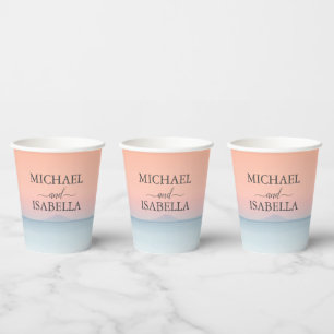 Vasos De Papel Boda junto al mar bajo la puesta de sol del cielo