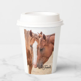 Vasos De Papel Caballos zumbando en un pasto