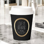 Vasos De Papel Café personalizado para novias y novios<br><div class="desc">Una taza personalizado de papel para la novia y el novio, personaliza este diseño con sus nombres y fecha boda en lugar del texto de muestra mostrado. Hace una idea cuidadosa para una ducha de novia, un brunch nupcial o una fiesta de compromiso. Estos vasos contienen bebidas calientes o frías...</div>