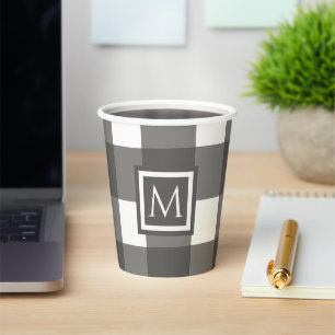 Vasos De Papel Carbón oscuro y monograma de yeso blanco