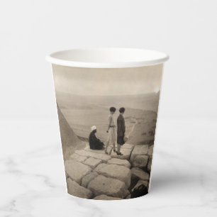 Vasos De Papel Chicas en la cima de la pirámide de Keops en Egipt