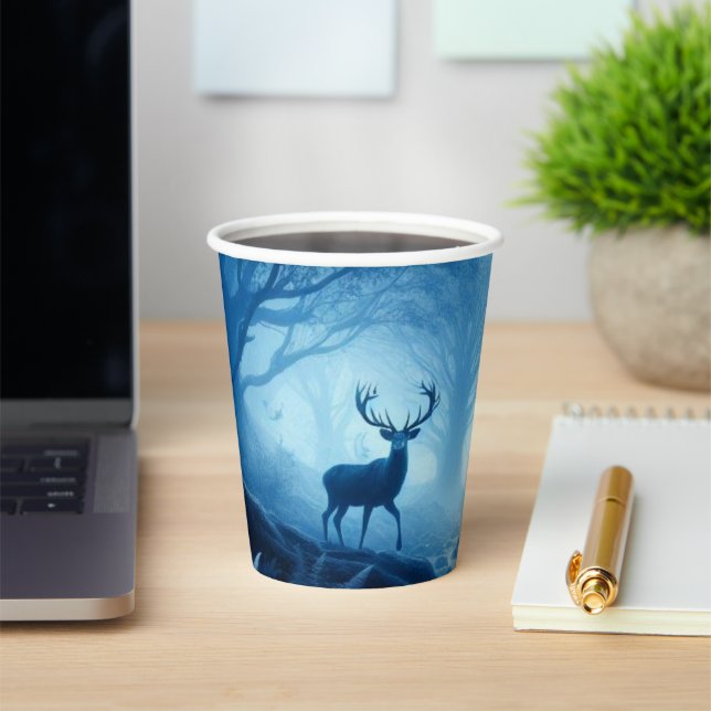 Vasos De Papel Ciervo en bosque oscuro de bruma azul (in situ)