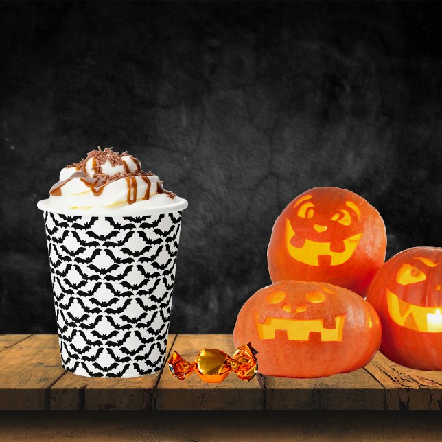 Vasos De Papel Colonia nubosa de Halloween de murciélagos en blan (Cloud Colony of Bats in Black and White Halloween Pattern Paper Cups)