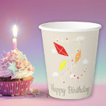 Vasos De Papel Cometas en Sky Happy Birthday Kids Fiesta<br><div class="desc">Cometas en Sky Happy Birthday Kids Fiesta Cups de papel. Diseño de cumpleaños lindo con tres cometas en colores rojo,  amarillo y naranja. Las cometas están volando en el cielo entre nubes.</div>