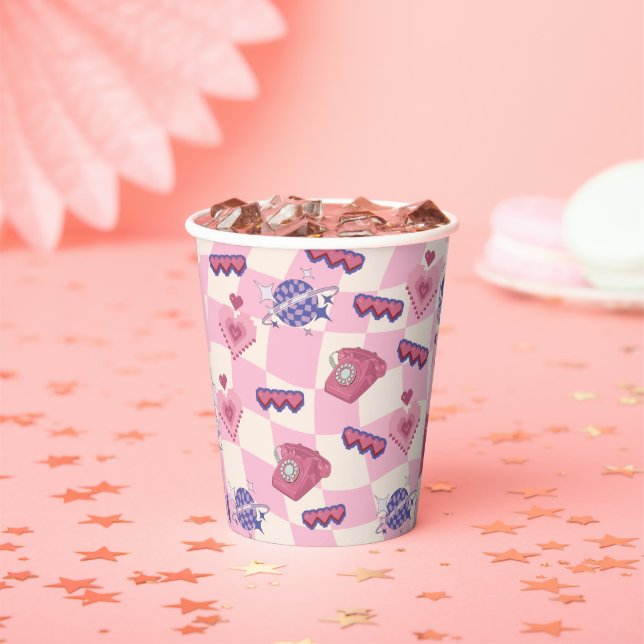 Vasos de papel con corazón de píxeles retro rosado (in situ)
