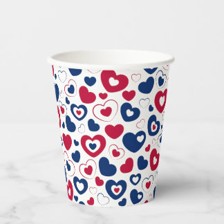Vasos de papel con corazones rojos y azules