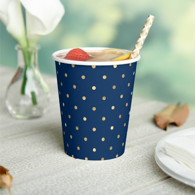 Vasos de papel con estampado de lunares dorados (in situ)