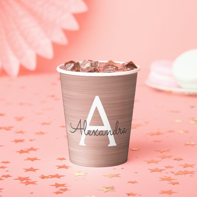 Vasos de papel con monograma de rosa dorado y rosa (in situ)