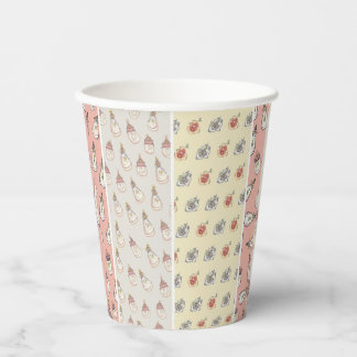 Vasos de papel con patrón de ambiente de fiesta