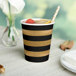 Vasos de papel con rayas negras y doradas