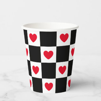 Vasos De Papel Corazones rojos sobre patrón de cuadros en blanco