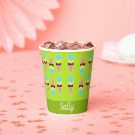 Vasos De Papel Cremas de hielo coloridas sobre verde