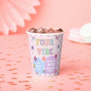 Vasos De Papel Cuatro es un parche de Vibe Preppy Cuarto Fiesta d
