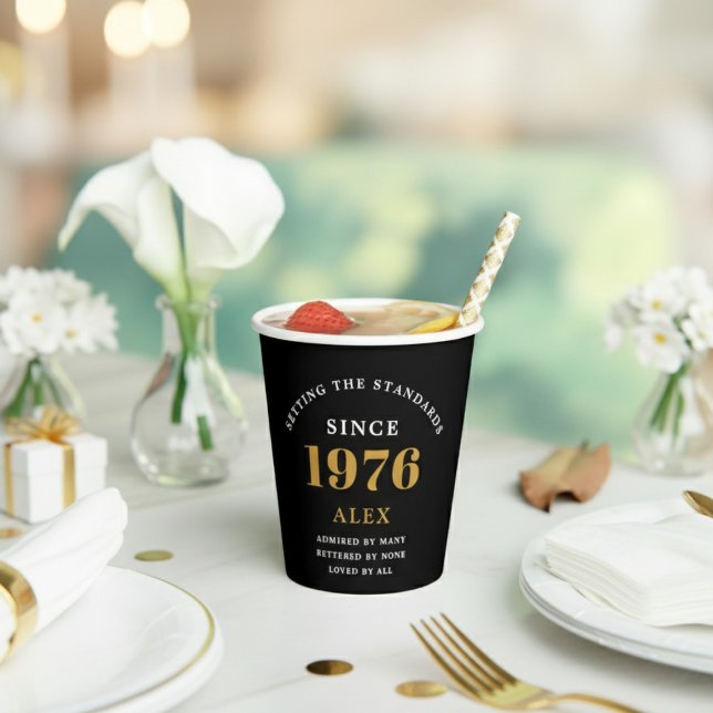 Vasos De Papel Cumpleaños 50 Nombre 1976 Negro Oro Elegante Chic (1976 paper cup on a birthday party table.)