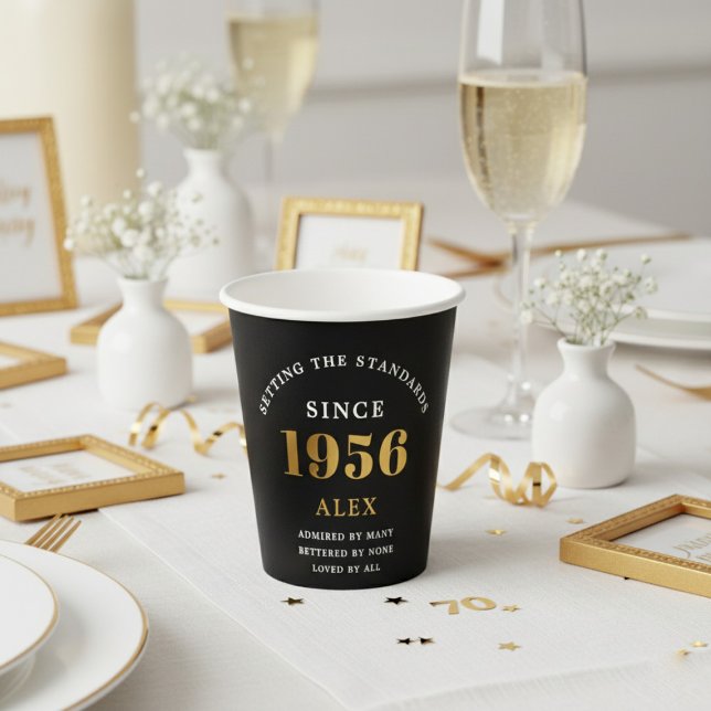 Vasos De Papel Cumpleaños 70 Nombre 1956 Negro Oro Elegante Chic (1956 birthday paper cup. White and gold background.)