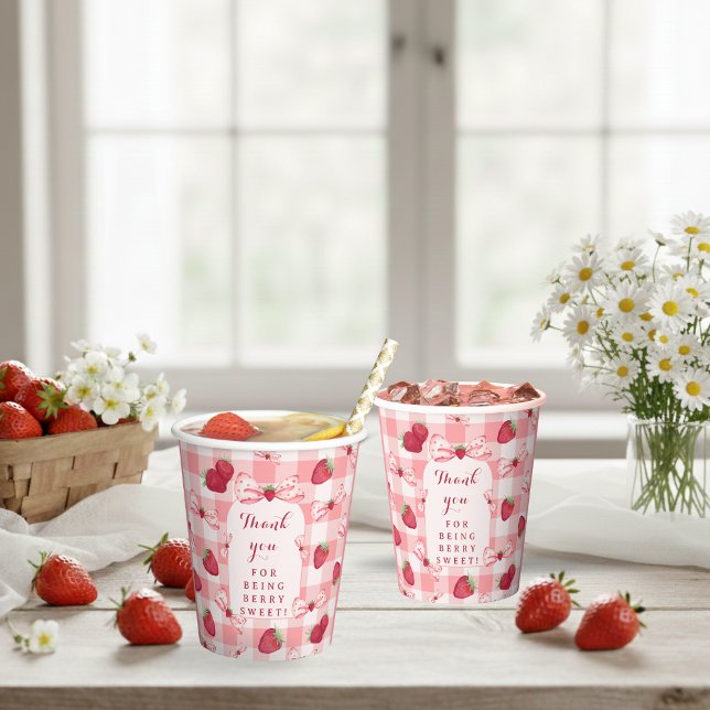 Vasos De Papel Cumpleaños de la Fresa con Cuadro Rojo y Lazos (Berry First Birthday Red Gingham Strawberry Bows Paper Cups)