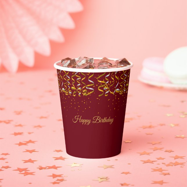 Vasos De Papel Cumpleaños elegante con confeti dorado sobre fondo (in situ)