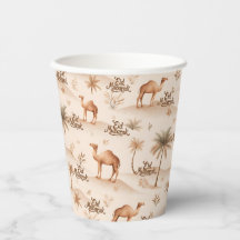 Vasos de papel de palmeras del desierto y camellos